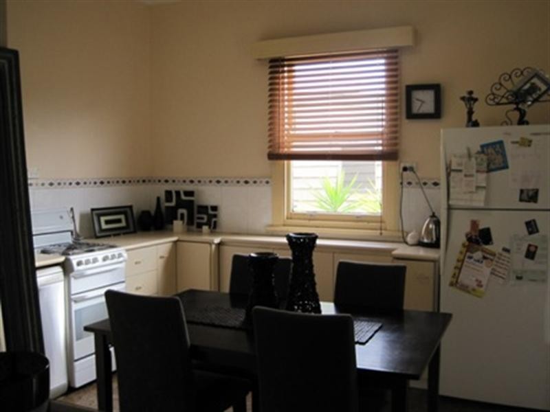 8 Kooyong Road, Drumcondra VIC 3215