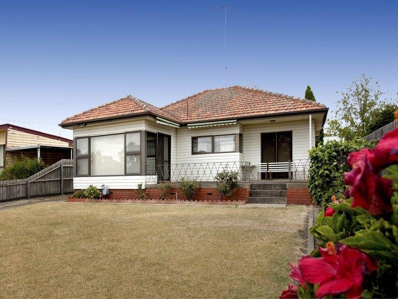 4 Hamilton Court, Breakwater VIC 3219