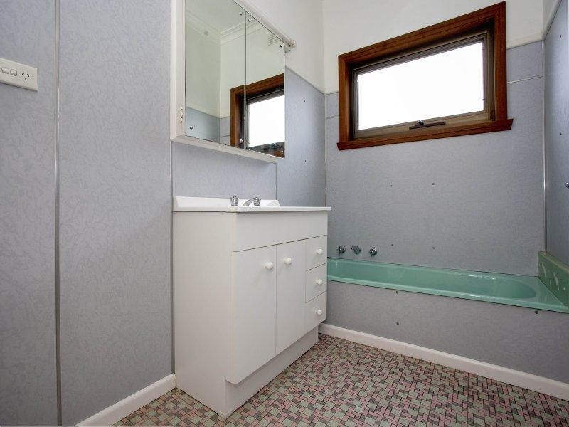 4 Hamilton Court, Breakwater VIC 3219