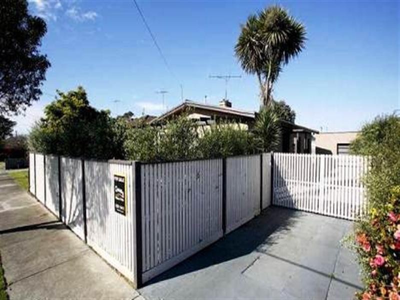 6 Charles Street, Newcomb VIC 3219