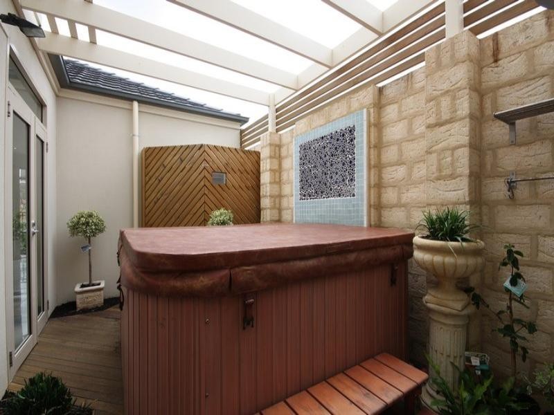 2 Pine Court, Mawson Lakes SA 5095