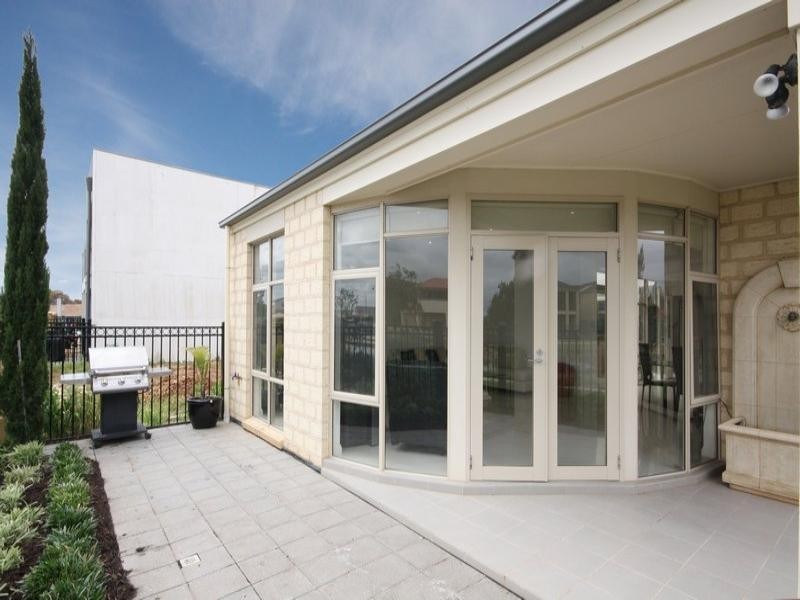 2 Pine Court, Mawson Lakes SA 5095