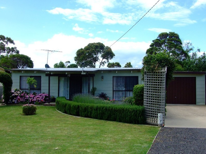 10 Lawrence Avenue, Cowes VIC 3922