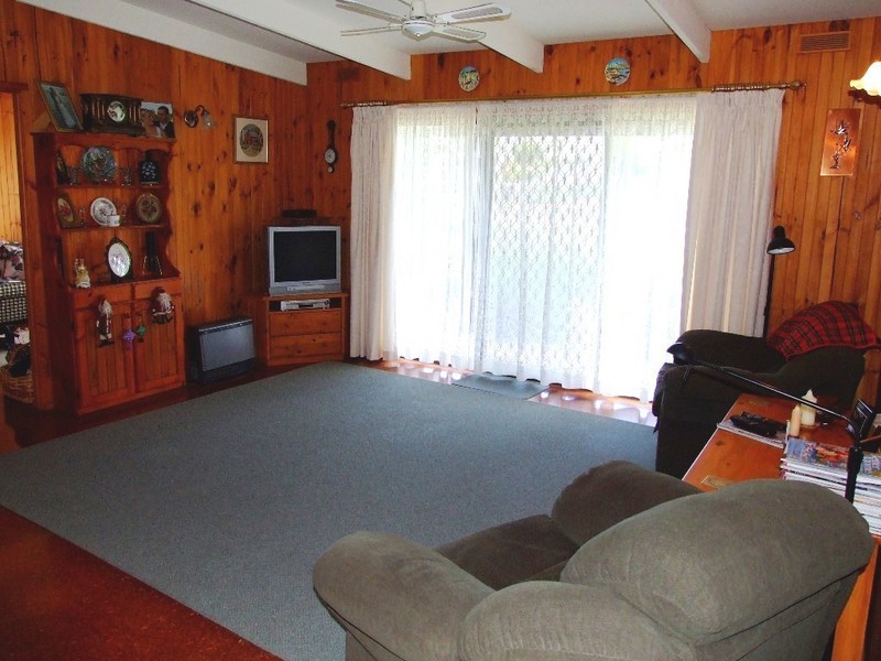 10 Lawrence Avenue, Cowes VIC 3922