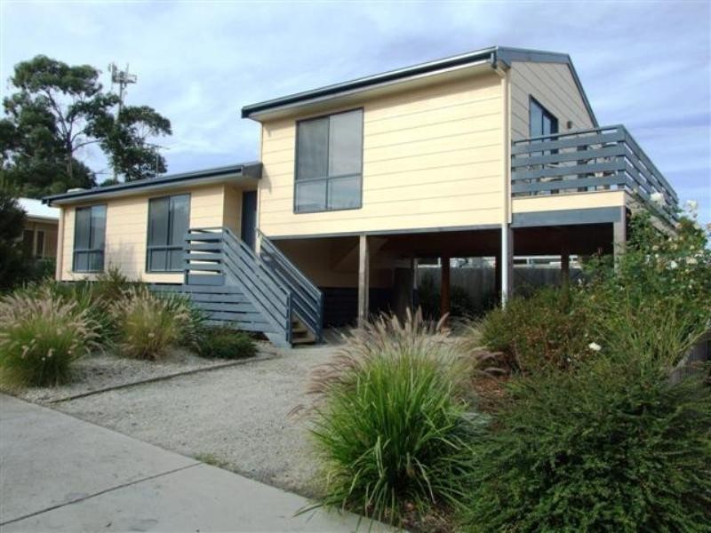 2/17 Douglas Road, Cowes VIC 3922