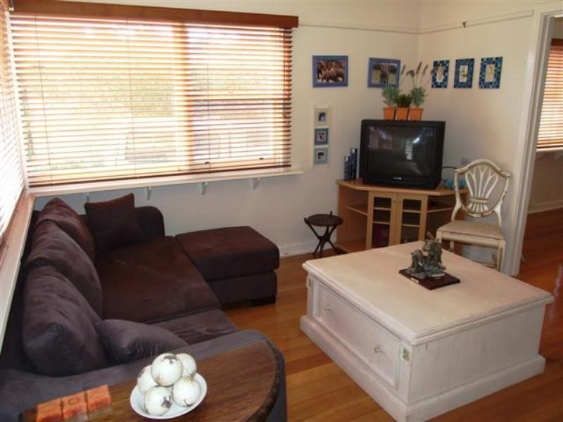 17 Broughton Avenue, Cowes VIC 3922