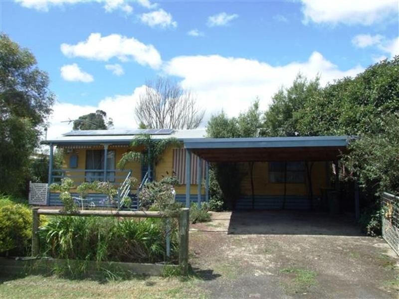 11 Pine Avenue, Cowes VIC 3922