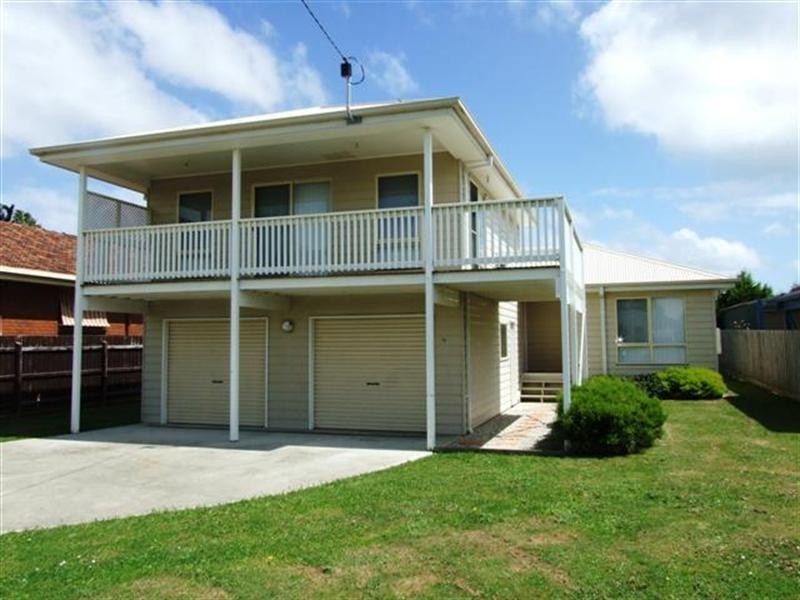 16 Irving Road, Cowes VIC 3922