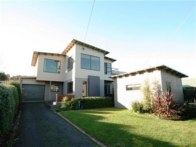 11 Beach Crescent, Newhaven VIC 3925