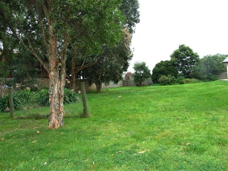 8 Rita Avenue, Cowes VIC 3922