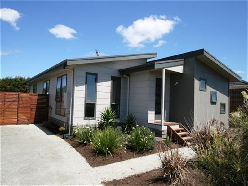 13 Rosella Grove, Cowes VIC 3922