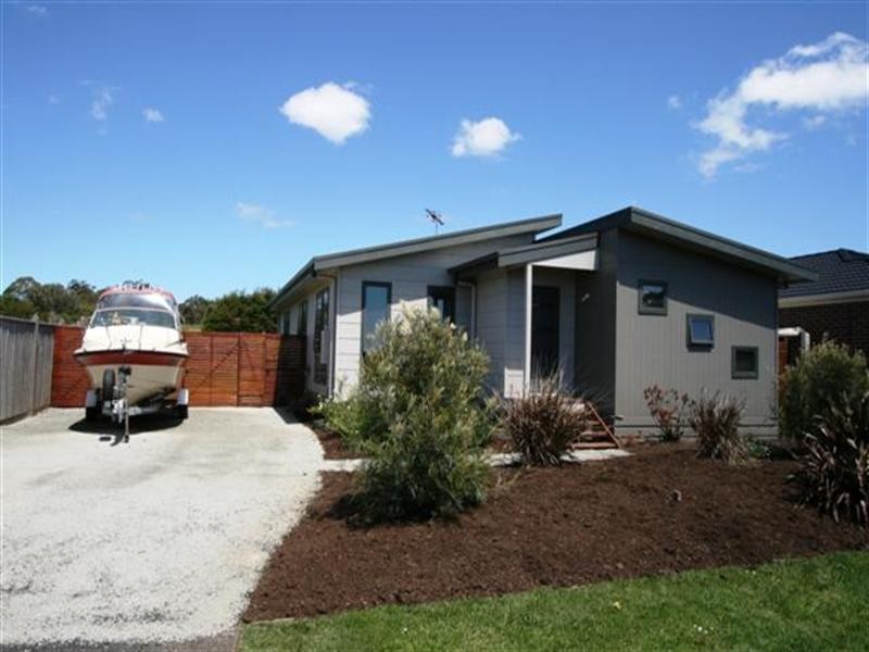 13 Rosella Grove, Cowes VIC 3922
