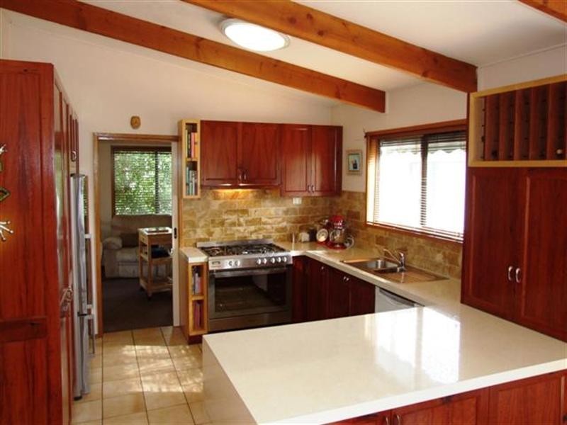 10 Leslie Avenue, Cowes VIC 3922