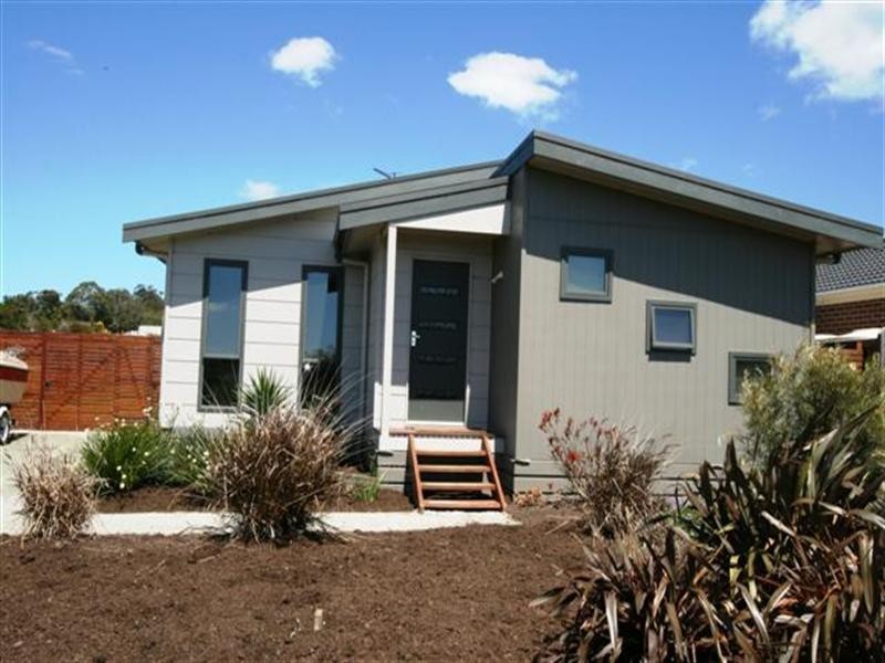 13 Rosella Grove, Cowes VIC 3922