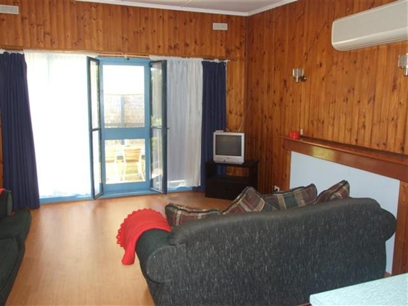 8 Alexander Avenue, Cowes VIC 3922