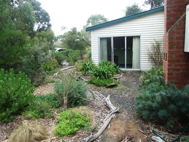 10 Rose Avenue, Cowes VIC 3922