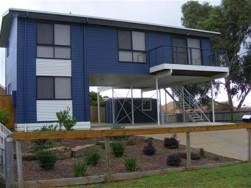 2 Grevilia Close, Cowes VIC 3922