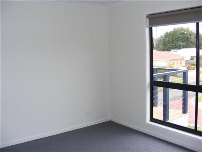 2 Grevilia Close, Cowes VIC 3922