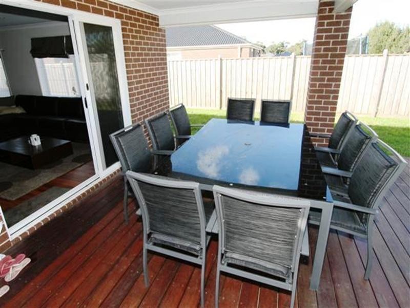 17 Rosella Grove, Cowes VIC 3922