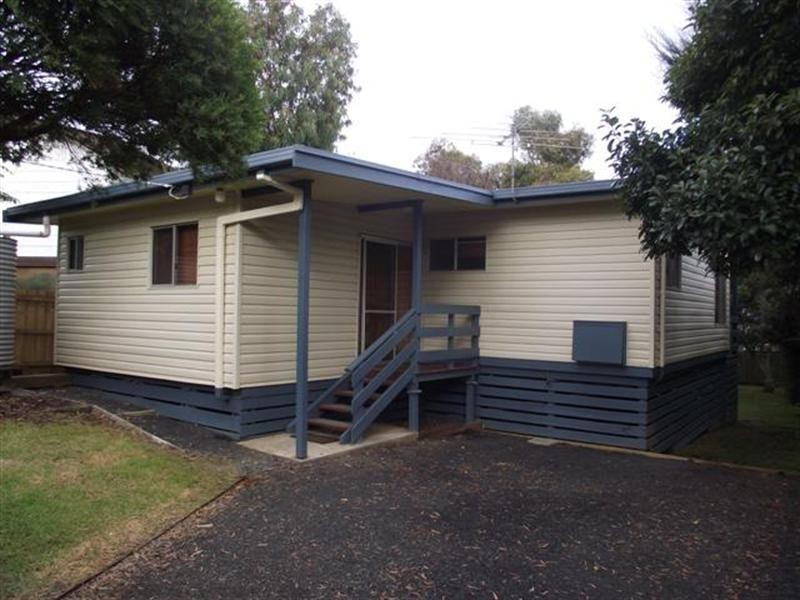 16 Bayview Drive, Cowes VIC 3922