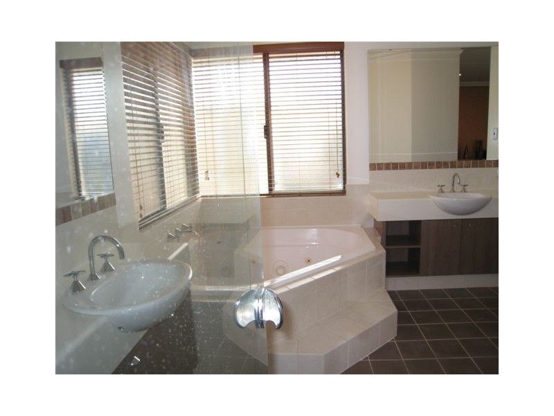 10 Chorus Circle, Atwell WA 6164