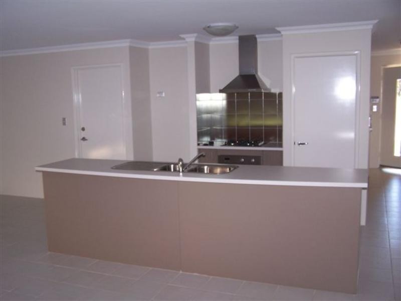10 Wuraling Pass, Wannanup WA 6210