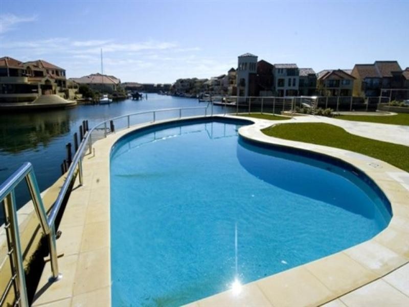 2/12 Abrolhos Quays, Wannanup WA 6210