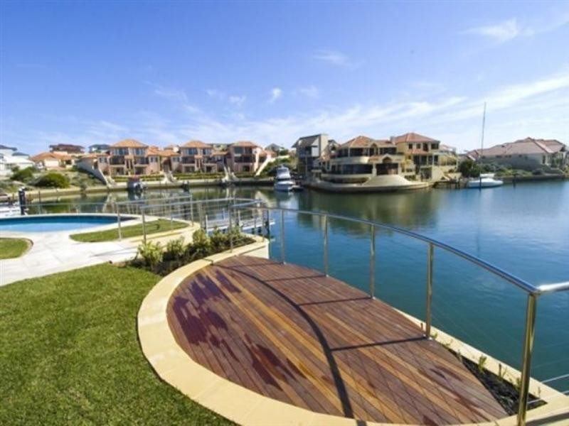 2/12 Abrolhos Quays, Wannanup WA 6210