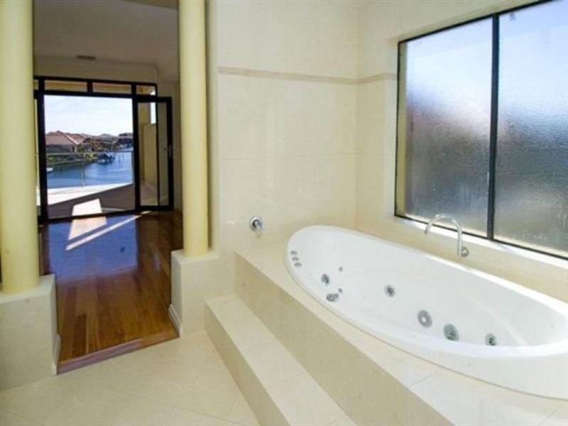 2/12 Abrolhos Quays, Wannanup WA 6210