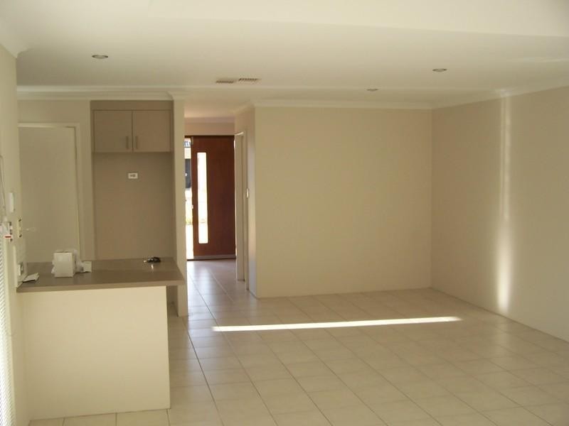 16 Wuraling Pass, Wannanup WA 6210