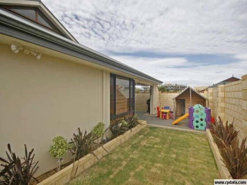 9 Beachport Way, Wannanup WA 6210