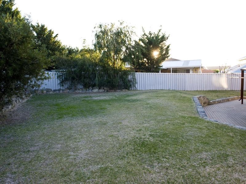 2 Ozone Court, Halls Head WA 6210