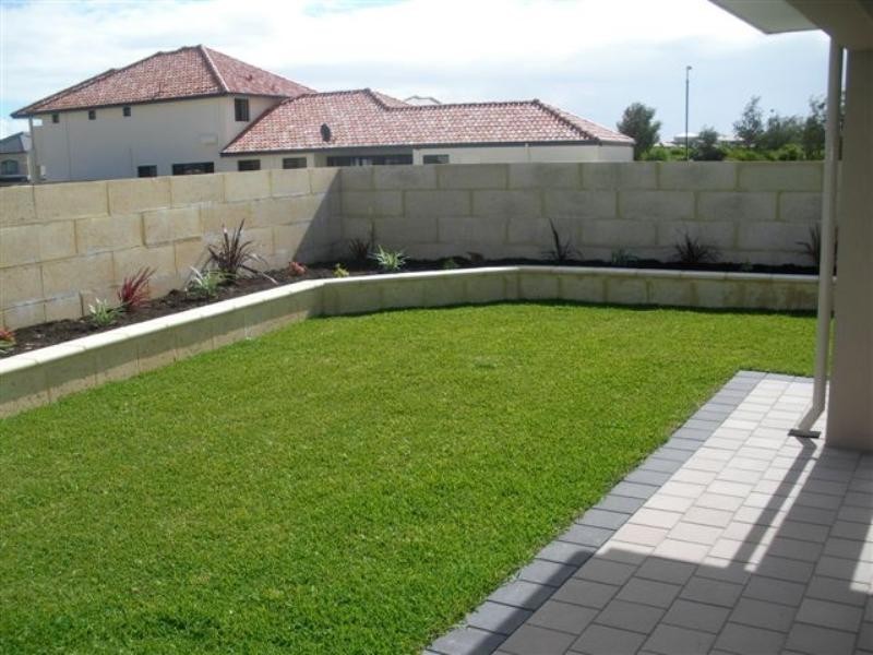 12 Sandune Way, Wannanup WA 6210