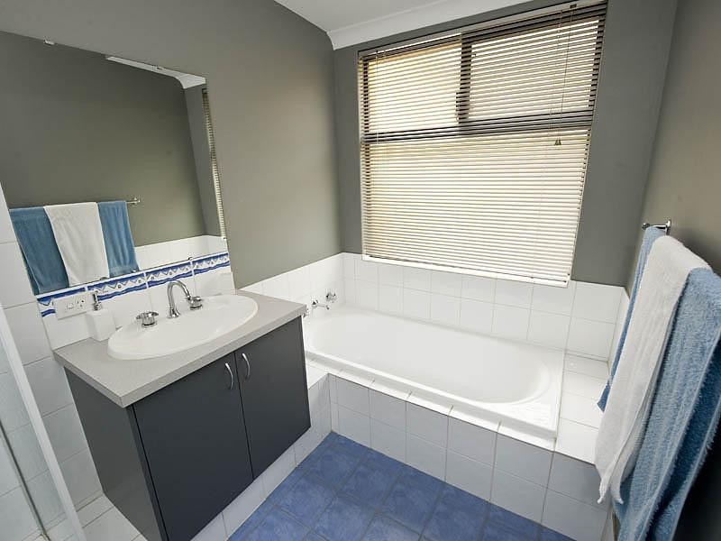 13 Chalice Rise, Lakelands WA 6180