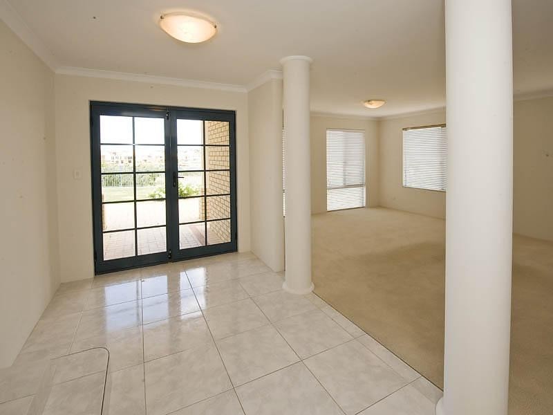 6 Hartog Pass, Wannanup WA 6210