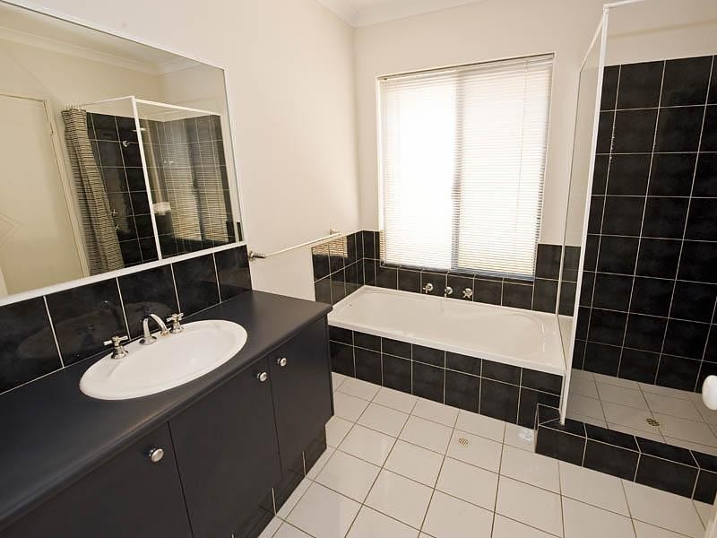 6 Hartog Pass, Wannanup WA 6210