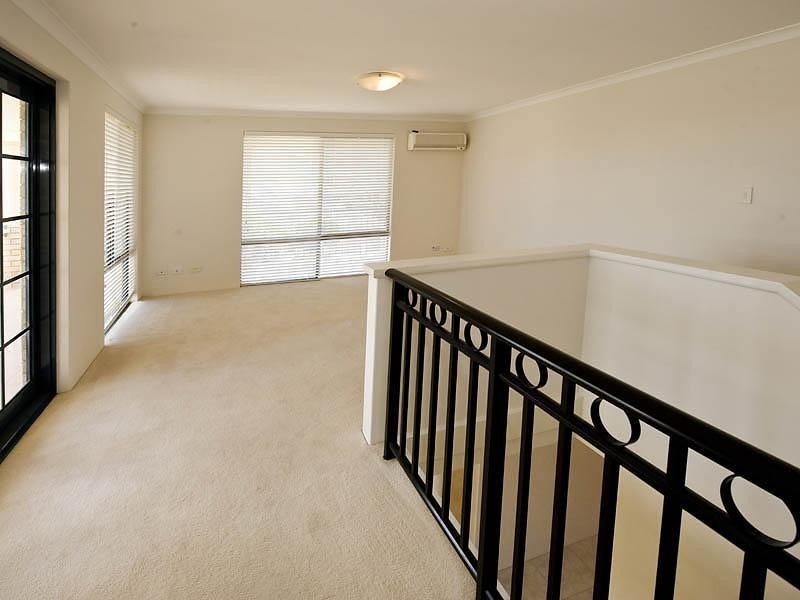 6 Hartog Pass, Wannanup WA 6210