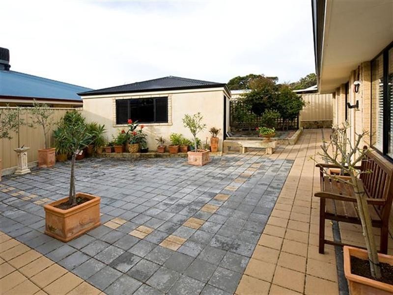 5 Coastal Retreat, Wannanup WA 6210