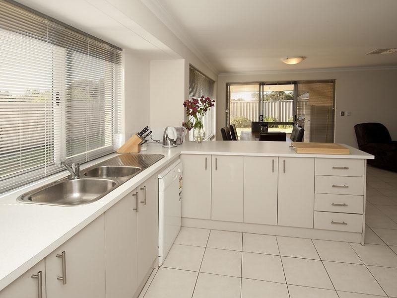 11 Wuraling Pass, Wannanup WA 6210