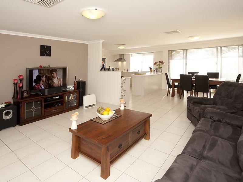 11 Wuraling Pass, Wannanup WA 6210