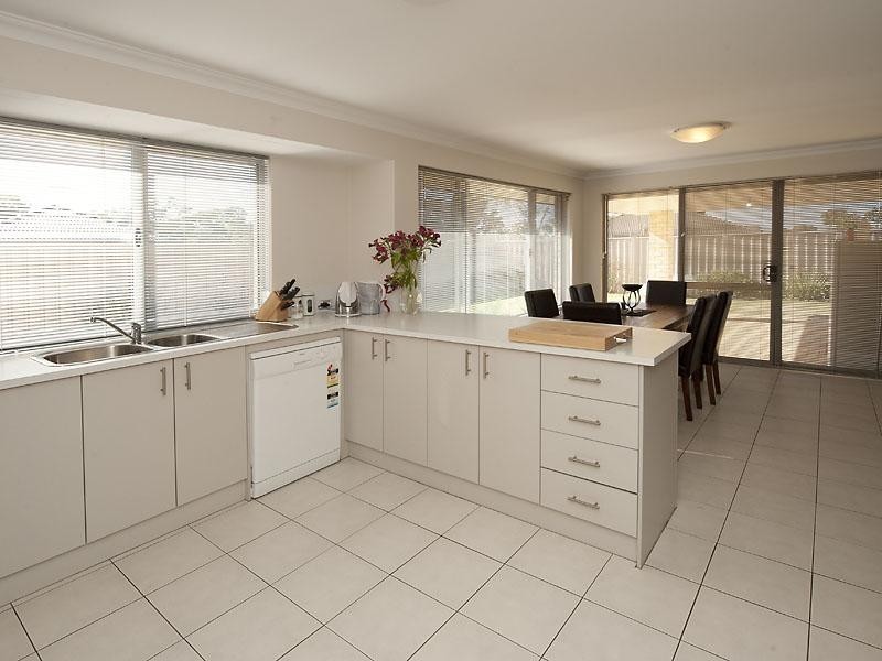 11 Wuraling Pass, Wannanup WA 6210