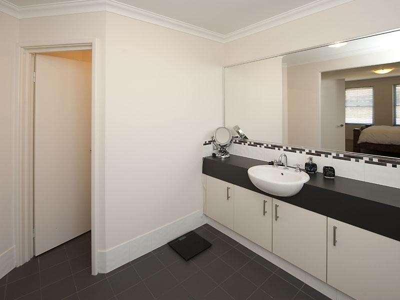 11 Wuraling Pass, Wannanup WA 6210