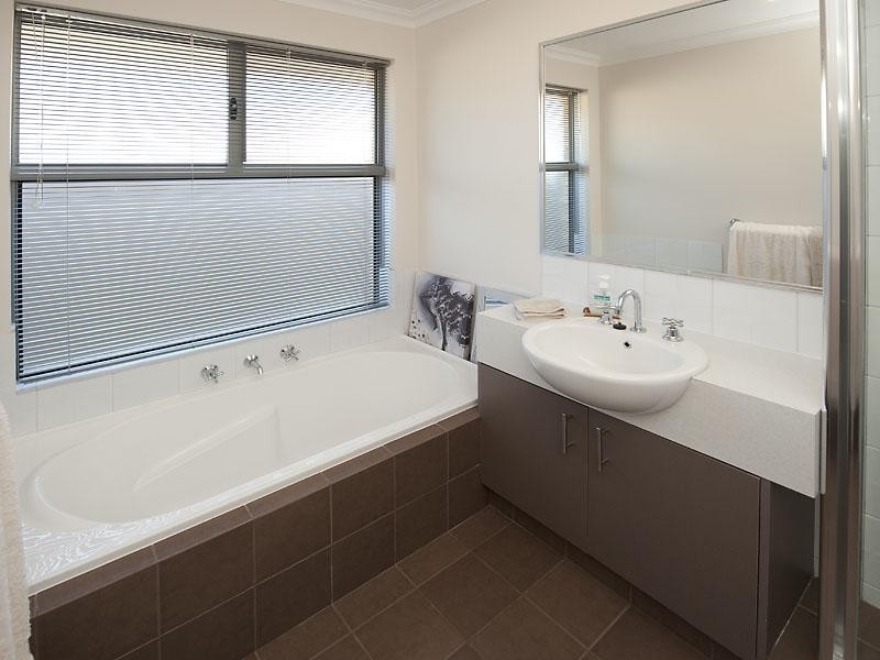 11 Wuraling Pass, Wannanup WA 6210