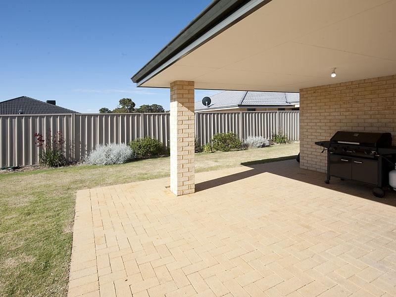 11 Wuraling Pass, Wannanup WA 6210