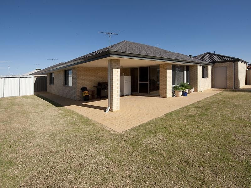 11 Wuraling Pass, Wannanup WA 6210