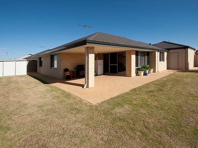 11 Wuraling Pass, Wannanup WA 6210