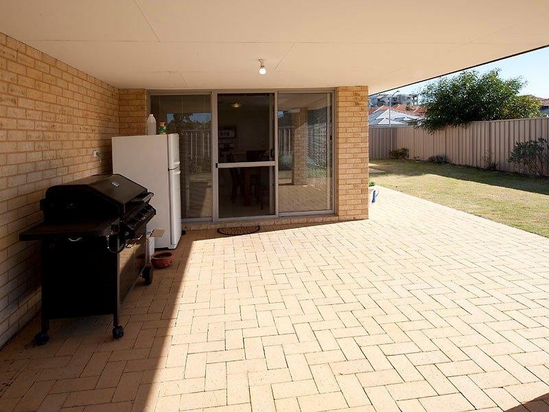 11 Wuraling Pass, Wannanup WA 6210