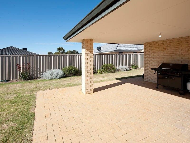 11 Wuraling Pass, Wannanup WA 6210