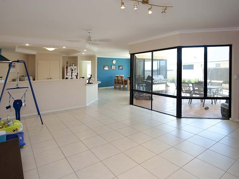 12 Endeavour Circle, Wannanup WA 6210
