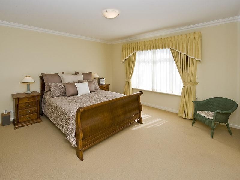 7 Lamont Court, Meadow Springs WA 6210